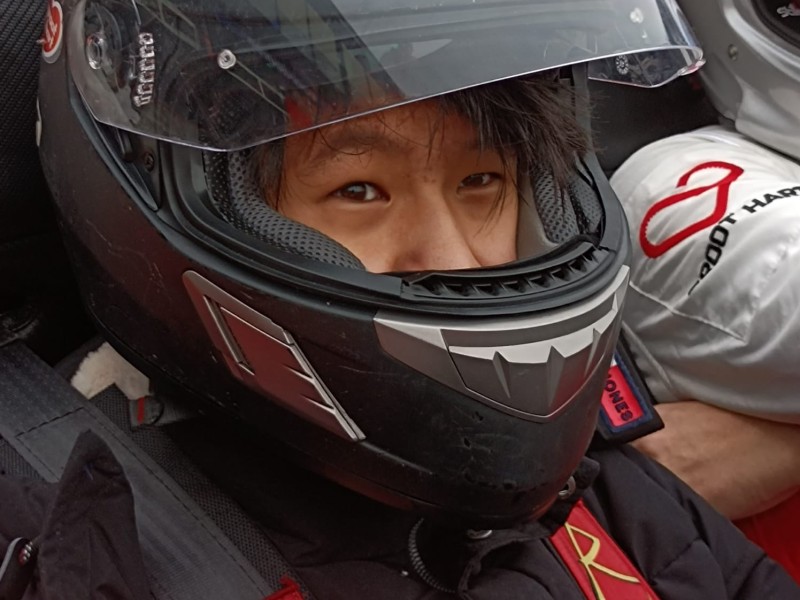 Ming racet in een raceauto op Circuit Zandvoort