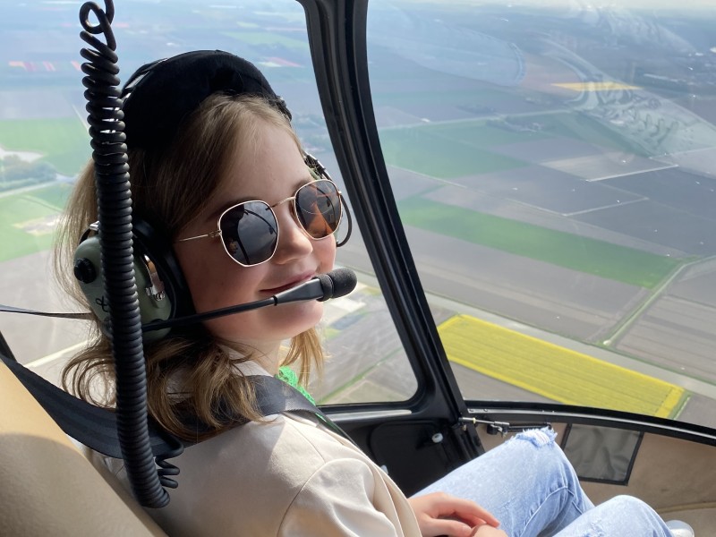 Laurine maakt een droomvlucht in een helikopter