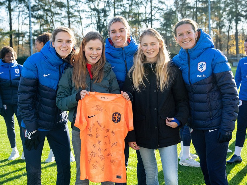 Emma ontmoet Oranjeleeuwinnen en bezoekt Nations Leaque-wedstrijd