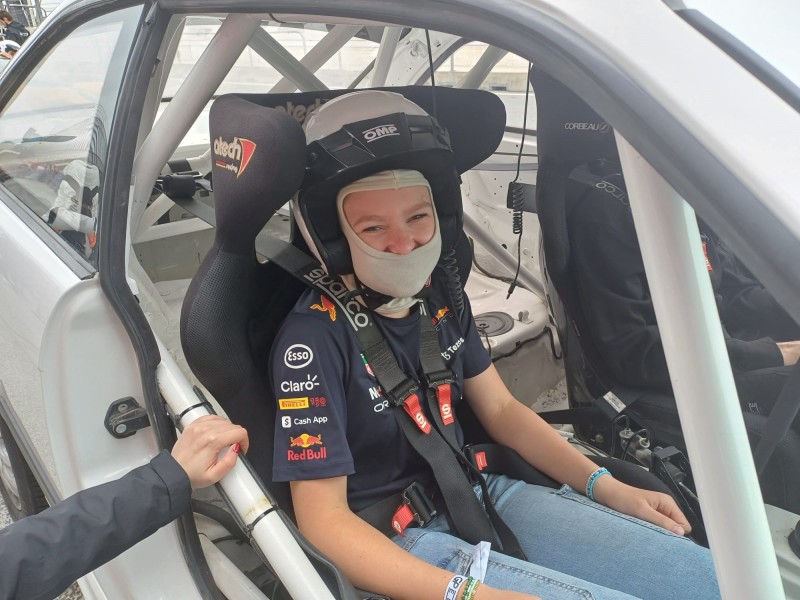 Lieke mag even coureur zijn op het circuit van Zandvoort